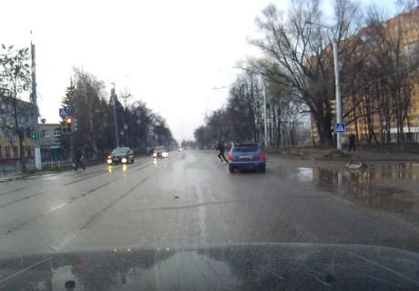В Рязани пешеход чудом увернулся от автомобиля (видео) | ya62.ru