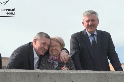 Пахмутова прогулялась по Волгограду с мэром и губернатором