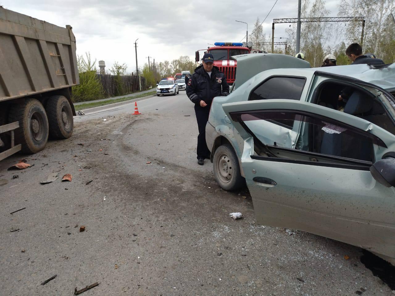 В Асбесте водитель выехал на встречку и врезался в КАМАЗ, погибли двое  человек - 12 мая 2024 - Е1.ру