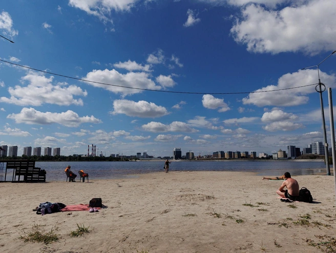 Небольшой песчаный участок почти полностью окружён водой | Источник: Ирина Шарова / 72.RU 