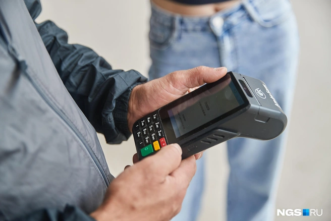 Продавец фруктов на Авиастроителей переживает, что товар портится из-за невозможности оплатить покупки | Источник: Александр Ощепков / NGS.RU