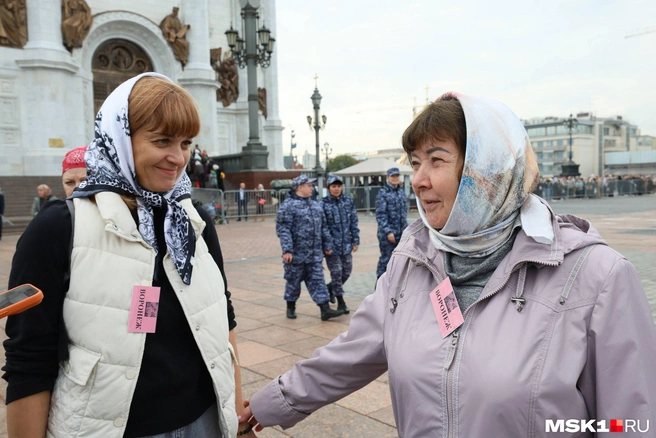 Подруги Ирина и Татьяна приехали в Москву из Воронежа вместе с паломнической группой | Источник: Артем Устюжанин / MSK1.RU