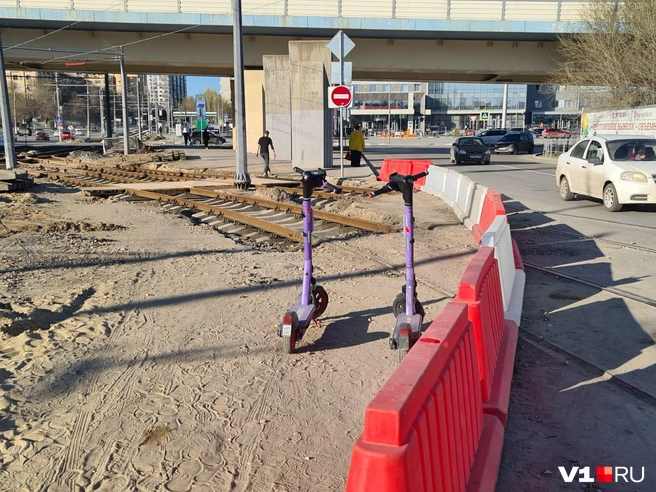 Пройти по тротуару пешком еще можно, проехать не получится | Источник: Константин Завриков / V1.RU