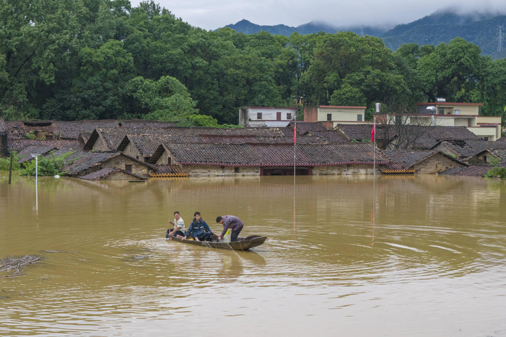В Китае сильнейшее наводнение, более 100 тысяч людей эвакуированы: фото и видео разгула стихии