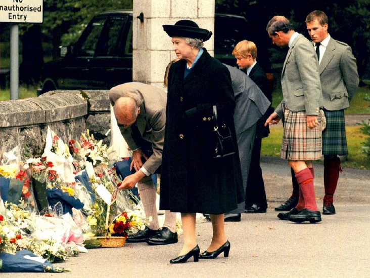 Виндзоры выходят к воротам Балморала, чтобы увидеть цветы и открытки, принесенные поклонниками принцессы, 4 сентября 1997