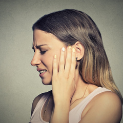 Боль в ухе при глотании: 5 самых частых причин и как с ней справиться