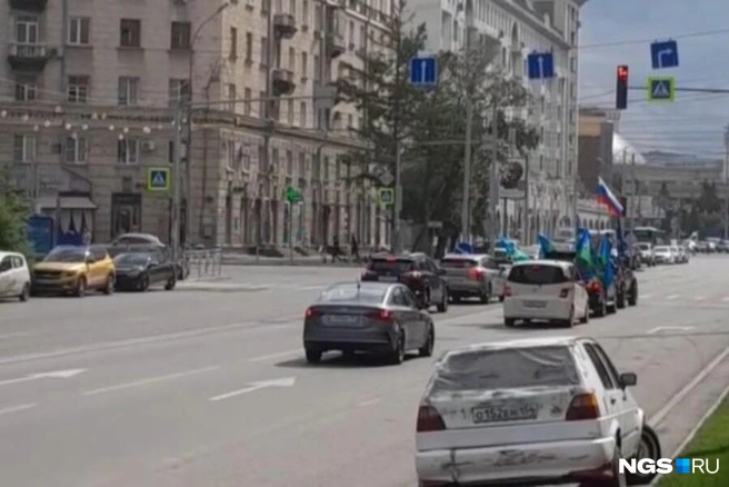 Автомобили заметили на Вокзальной магистрали | Источник: читательница НГС Екатерина