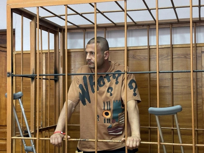 После ранения в ногу Сергей Красуцкий передвигается с помощью костылей | Источник: Сергей Бодров / E1.RU