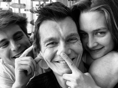 Оксана Фандера поздравила с днем рождения мужа Филиппа Янковского и поделилась его совместными снимками с детьми