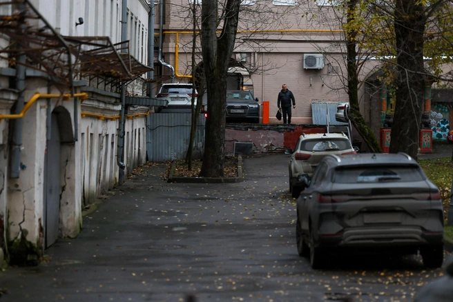 А дом, который совсем рядом — в плохом состоянии. Видно, что в нем никто не живет | Источник: Артем Устюжанин / MSK1.RU