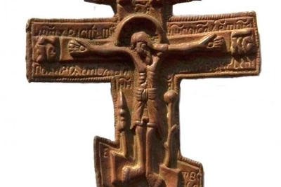 Забайкалец подарил Нерчинскому музею слиток XIX века и крест