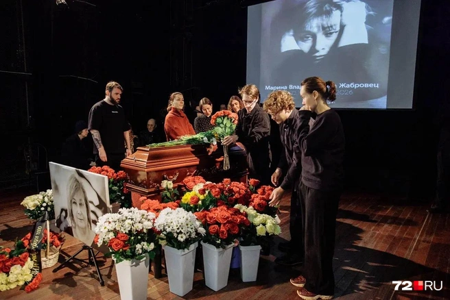 Сцена утопала в цветах | Источник: Ирина Шарова / 72.RU