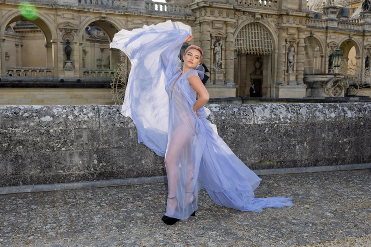 Мне по барабану: Флоренс Пью снова шокировала публику своим «голым» платьем на Неделе высокой моды в Париже