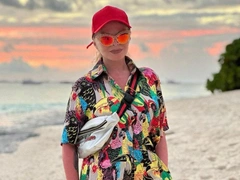 В микрошортах и с сумкой Gucci: наряд 68-летней Долиной на Мальдивах круче, чем у внучки