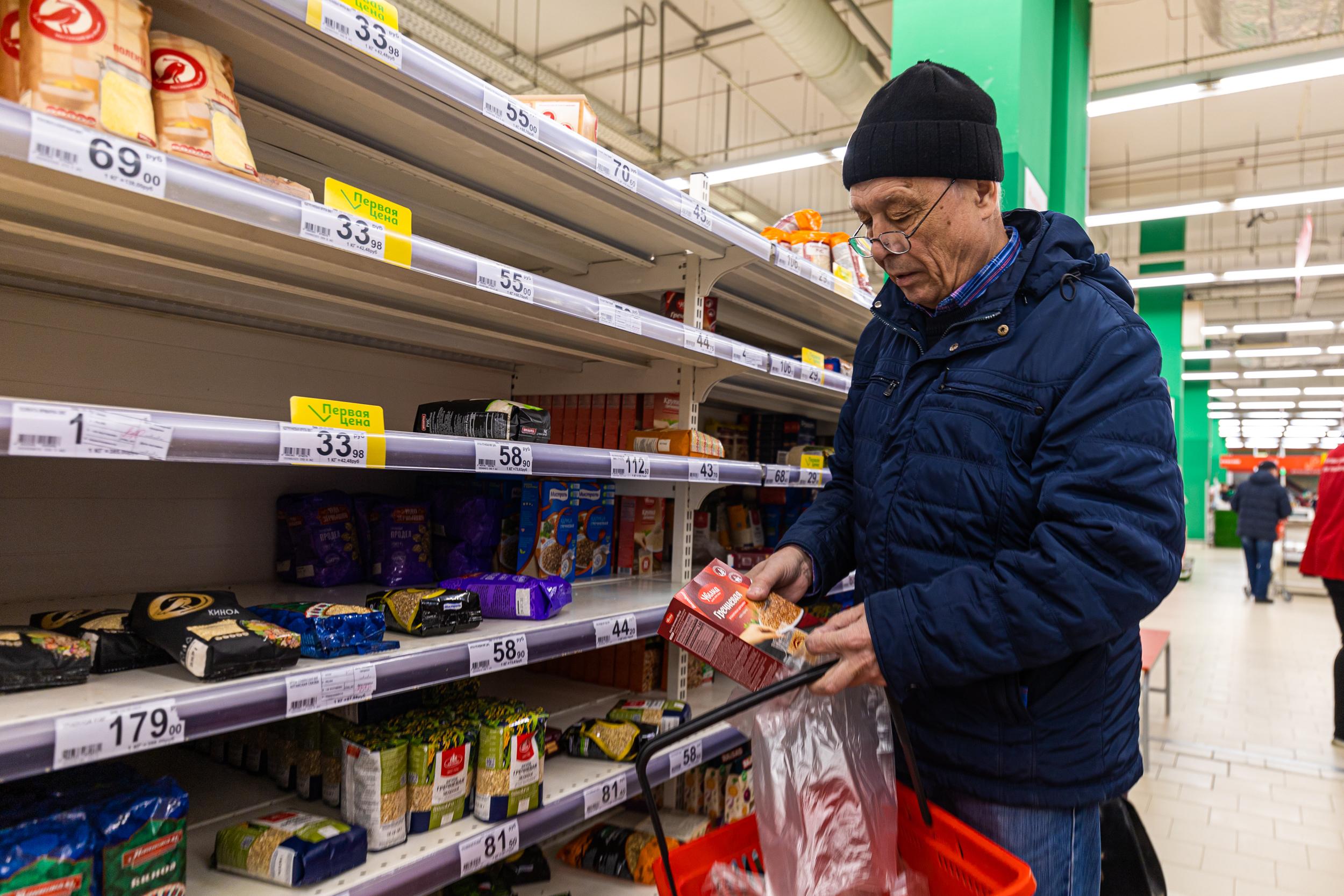 Посещение супермаркета. Магазин продукты. Люди в магазине. Пустые полки супермаркета. Товары в супермаркете.