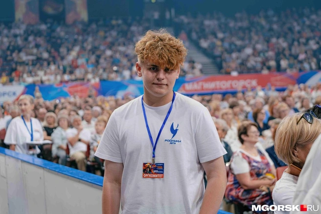Кирилл вместе со всем слушал Газманова из зала, а затем артист пригласил его на сцену | Источник: Даниил Пономаренко / MGORSK.RU
