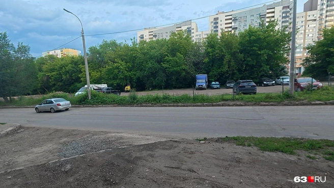 Автостоянки&nbsp;— наследие 2000-х. На пересечении с ХХII Партсъезда на месте частного сектора потихоньку «прорастают» высотки | Источник: Алексей Ногинский / 63.RU