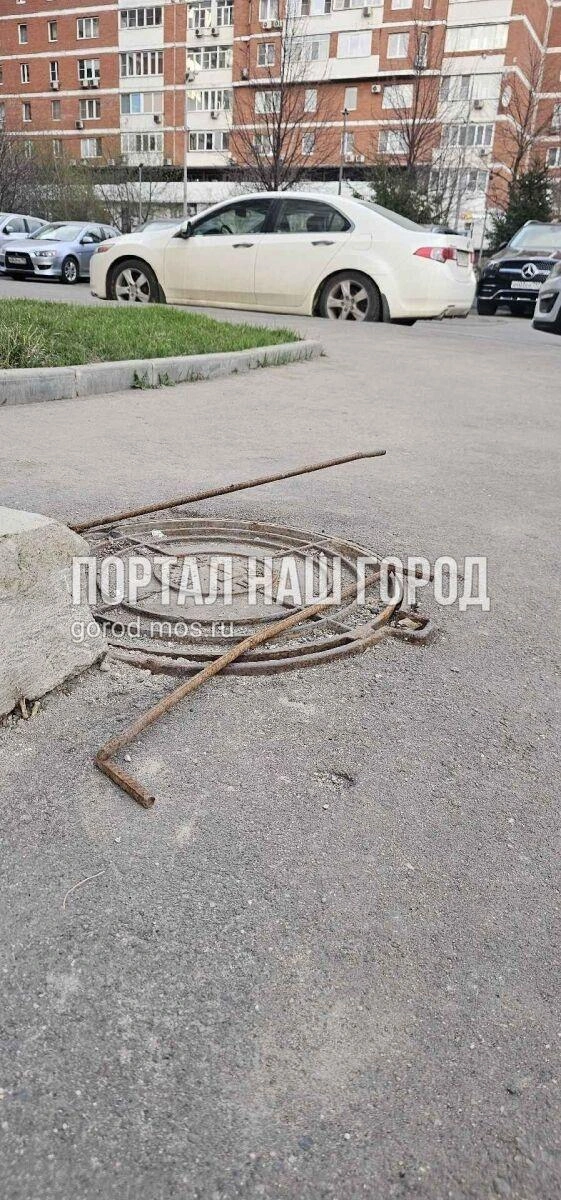 Арматура торчит из люка | Источник: gorod.mos.ru