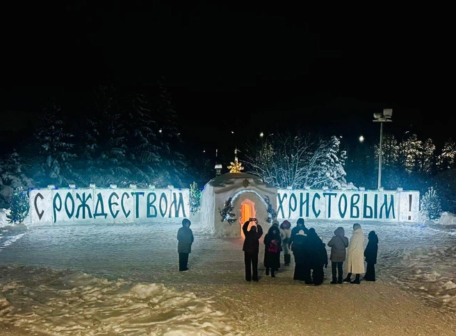 На входе вартовчан встречало поздравление со святым праздником  | Источник: «Дмитрий Кощенко» / T.me