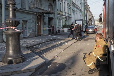 Штукатурка с дома в Петербурге упала на пешехода