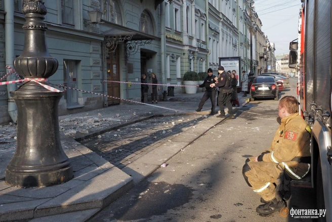 Дом, который сбросил штукатурку на пешехода в центре Петербурга, был огорожен | Источник: Михаил Огнев / FONTANKA.RU