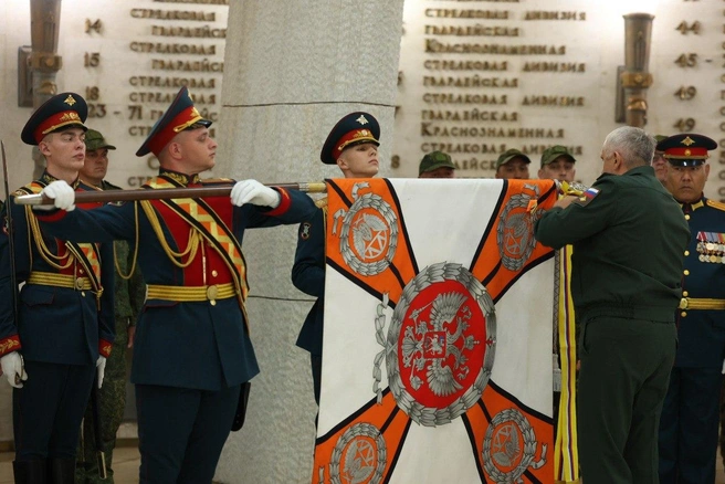 Торжественный момент прикрепления награды к знамени | Источник: администрация Волгоградской области