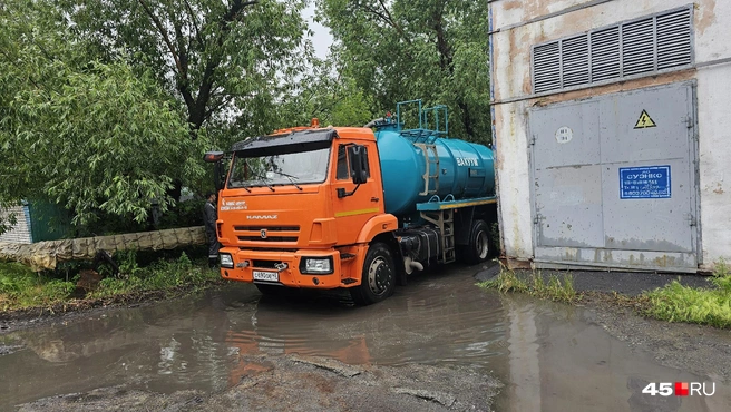 Откачивают воду | Источник: Дарья Никитченко / 45.RU