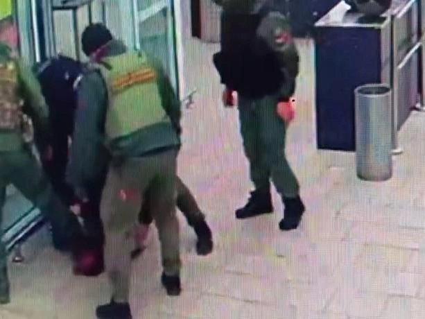 Затем один из стражей наступил ногой на лицо потерпевшего | Источник: читатель E1.RU