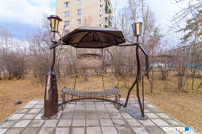 Фонари и скамейка оказались чистыми | Источник: Олег Федоров / CHITA.RU