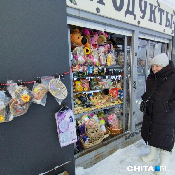 Торговля на станции. На видном месте&nbsp;— туалетная бумага и домовые | Источник: Сергей Бумагин / CHITA.RU
