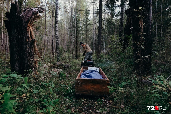 — Есть такой анекдот. Мужик копается в огороде, и к нему подходит корреспондент с вопросом: «Чем занимаешься?» Он отвечает: «Отдыхаю!» А сам в огороде копается. «А работаете кем?», мужик говорит: «Ученый», — спешит скорее закончить диалог Гумар | Источник: Анастасия Малышкина / 72.RU