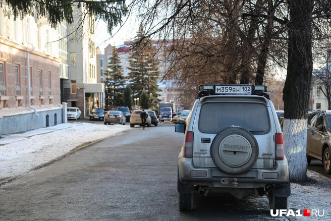 Владелец Suzuki решил, что парковаться на тротуаре теперь не зазорно 