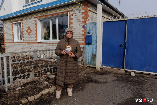 У Нины Усольцевой в руках портрет мужа. Он умер в 47 лет | Источник: Ирина Шарова / 72.RU