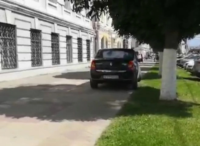 На Первомайском проспекте Renault проехал по тротуару | ya62.ru