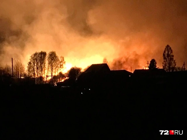 Огненная стена на Пышминской — вид с другого берега Кармака | Источник: Артур Галиев