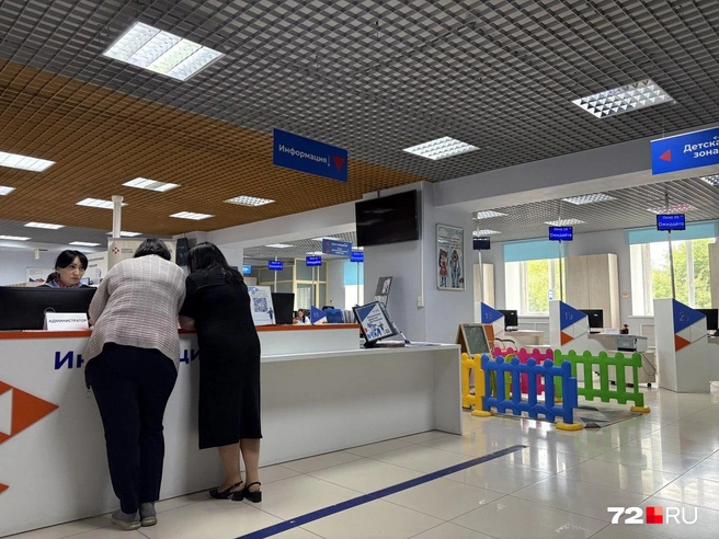 Стойка администраторов, которые подсказывают горожанам по поводу работы | Источник: Мария Токмакова / 72.RU