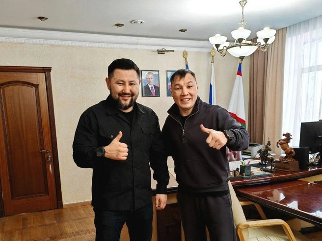 Мэр вместе с Русланом Проводниковым | Источник: Евгений Григорьев, Глава ГО «город Якутск» / T.me