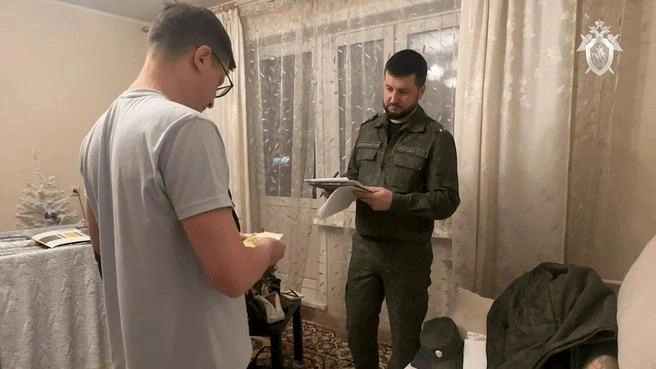 На фотографии — Рыбаков во время обысков перед следователем Пензиным | Источник: СУ СКР по Кузбассу