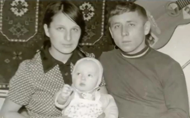 Маленький Сережа с родителями  | Источник: В поисках Бога / телеканал СПАС