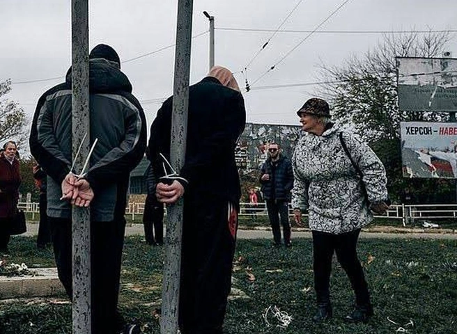 СМИ опубликовали фото из Херсона с привязанными к столбам людьми | ya62.ru