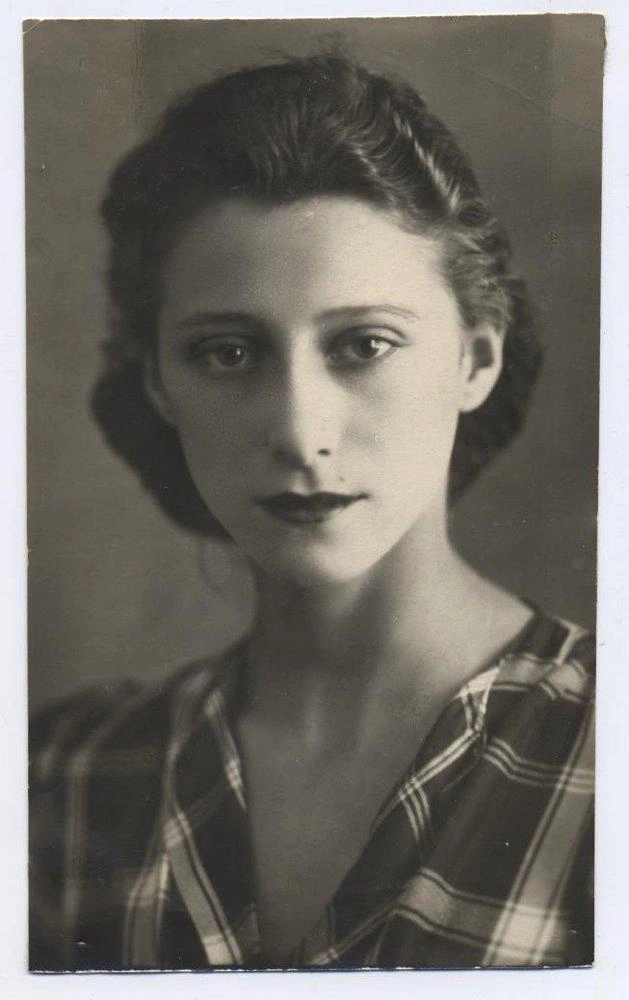 Майе Плисецкой 18 лет. Портрет, 1943 год | Источник: раздел «Коллекции онлайн», сайт музея bakhrushinmuseum.ru