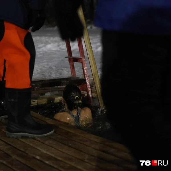 Многие девушки не страшатся ледяной воды | Источник: Артем Бауман / 76.RU