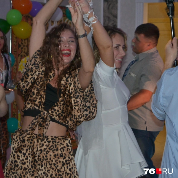 В середине вчера невеста сменила платье на более короткое | Источник: Алена Троицкая / 76.RU