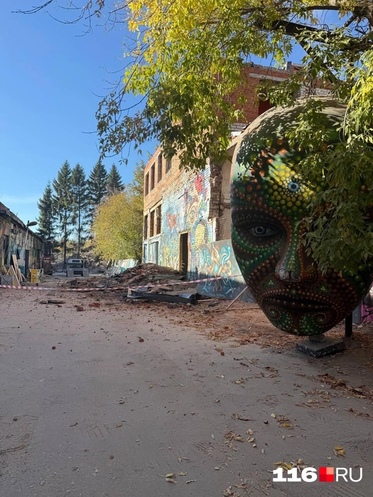 Рабочий сообщил 116.RU, что здесь будет современный ЖК | Источник: Ариана Ранцева / 116.RU