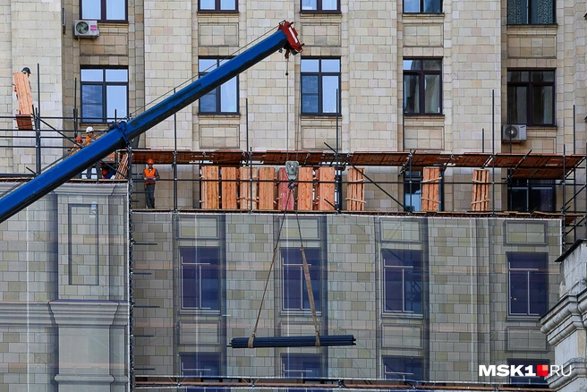 Здание закрывают фальш-фасадом | Источник: Артем Устюжанин / MSK1.RU