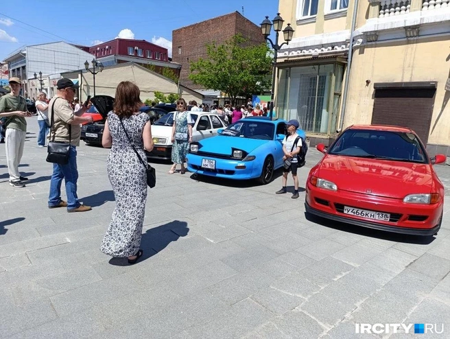 Рядом с авто мого фотографировались дети и девушки | Источник: «ИрСити»