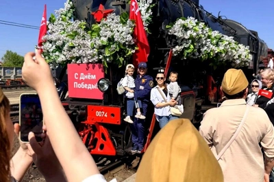 «Поезд Победы» в Бузулуке: красные гвоздики ветеранам и детям войны