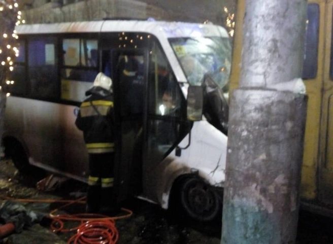 В крупной аварии с маршруткой на улице Ленина пострадали два ребенка | ya62.ru