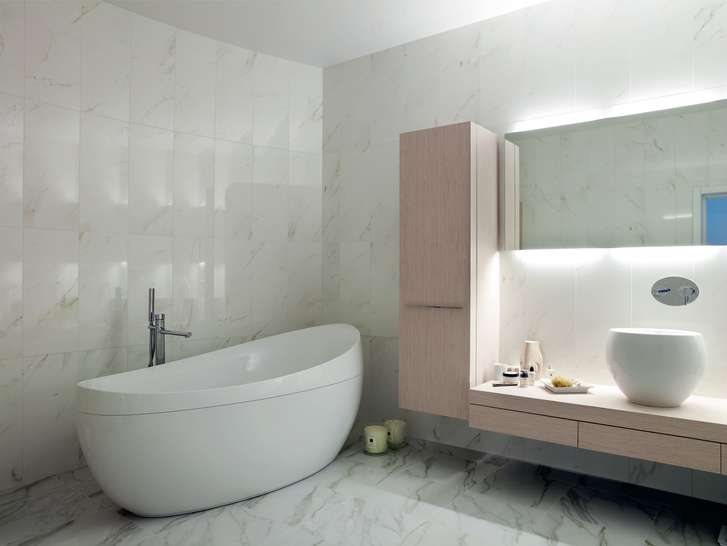 Ванная комната. Стены и пол облицованы мрамором. Мебель, раковина, Duravit, ванна, Villeroy & Boch.