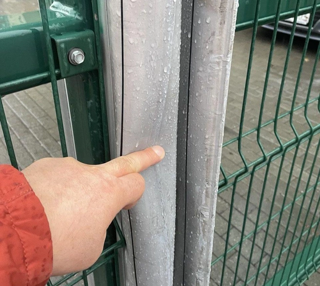 Салават сфотографировал буферы ворот, которые легко деформируются пальцем | Источник: читатель 74.RU